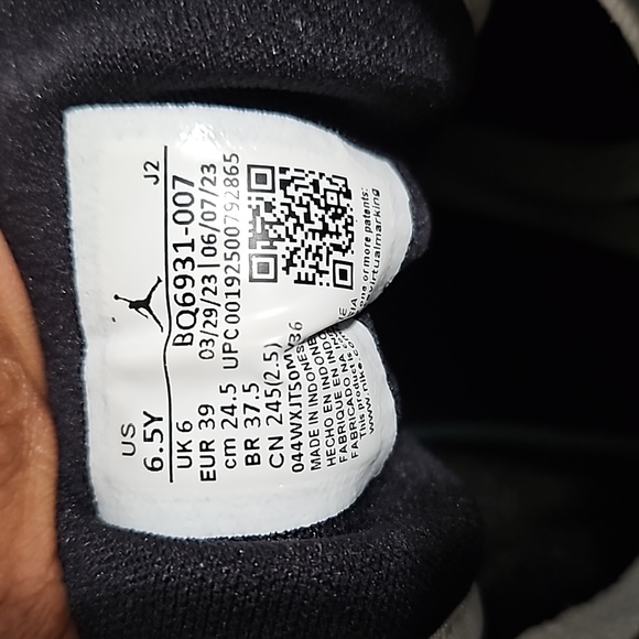 Boys Air Jordan Sneakers - Picture 6 of 6